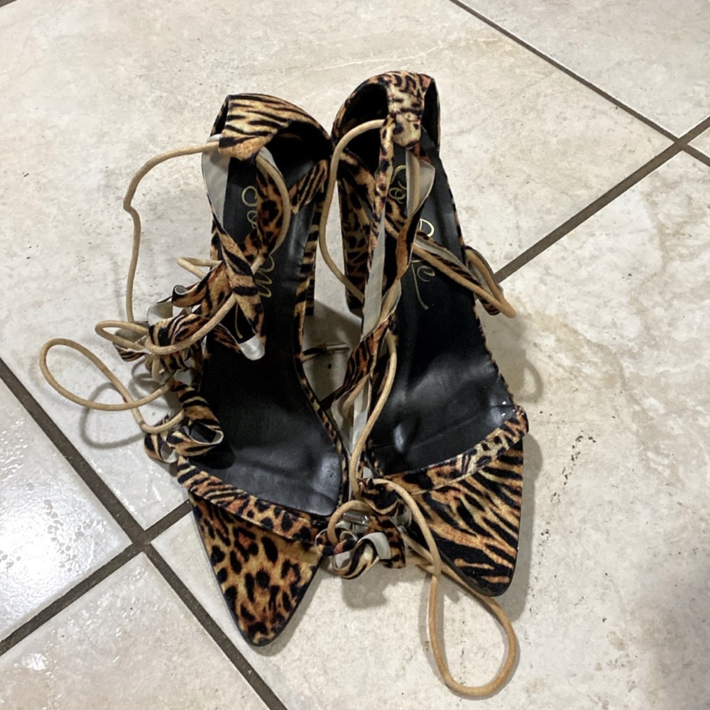 SO ME HEELS